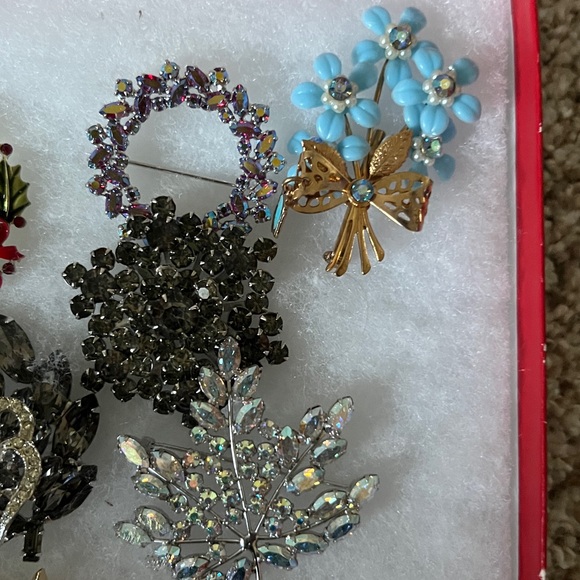 Elegant Assorted Vintage Brooch Set - Picture 3 of 4